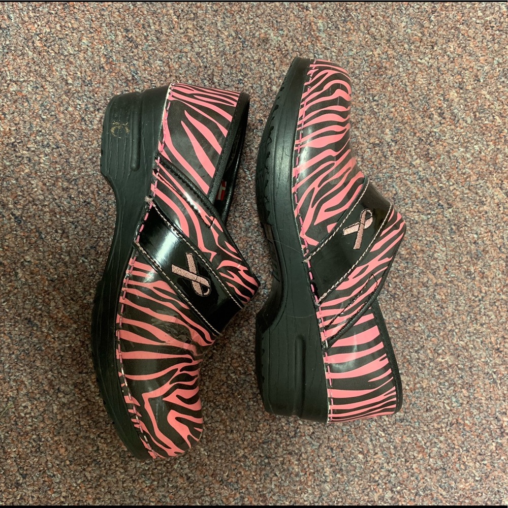 Sanita breast cancer awareness clogs